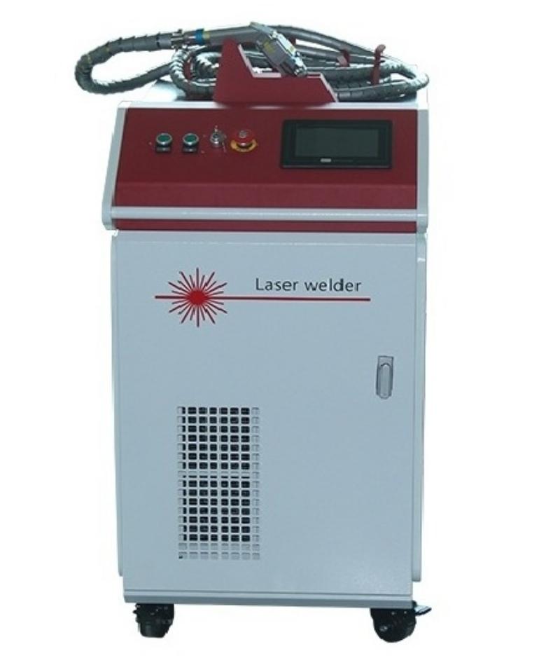 Hình ảnh cận cảnh một chi tiết khắc laser trên bề mặt kim loại nhỏ tại một xưởng ở Hà Nội, thể hiện độ mịn, độ sâu và độ chính xác cực cao của tia laser